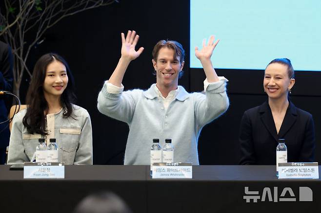 [서울=뉴시스] 박진희 기자 = 아메리칸 발레 시어터(ABT) 코르드 발레 서윤정(왼쪽부터), 수석무용수 제임스 화이트사이드, 이저벨라 보일스톤이 22일 서울 강남구 GS아트센터에서 창단 85주년 맞아 13년만에 내한하여 'GS아트센터 개관 공연 아메리칸 발레 시어터(ABT) 기자간담회'를 하고 있다. 2025.04.22. pak7130@newsis.com