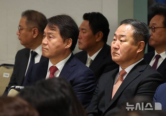 [서울=뉴시스] 최진석 기자 = 김주현 민정수석과 전광삼 시민사회수석이 7일 서울 용산 대통령실 청사에서 열린 윤석열 대통령 대국민담화 및 기자회견에 참석해 있다. 2024.11.07. myjs@newsis.com