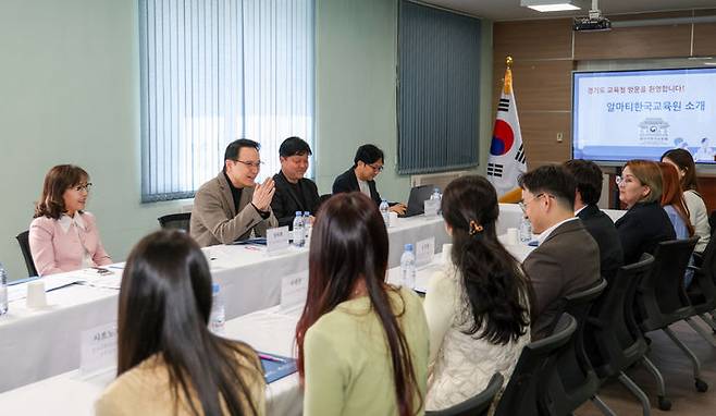 [수원=뉴시스] 임태희 경기도교육감이 4월 22일 카자흐스탄 알마티 한국교육원에서 ‘경기한국어랭귀지스쿨(KSL)’에 대해 이야기를 나누고 있다.(사진=경기도교육청 제공) 2025.04.22. photo@newsis.com *재판매 및 DB 금지