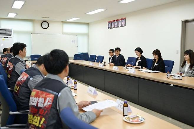 [거제=뉴시스] 신정철 기자= 변광용 거제시장(사진, 오른쪽 세번째)은 22일 지역 내 조선업 관련 노동 환경에 대한 생생한 의견을 청취하기 위해 한화오션 관련 노동단체인 금속노조 대우조선지회(지회장 김유철)와 금속노조 거제통영고성 조선하청지회(지회장 김형수) 사무실을 방문해 간담회를 가졌다.(사진=거제시 제공).2025.04.22. photo@newsis.com *재판매 및 DB 금지