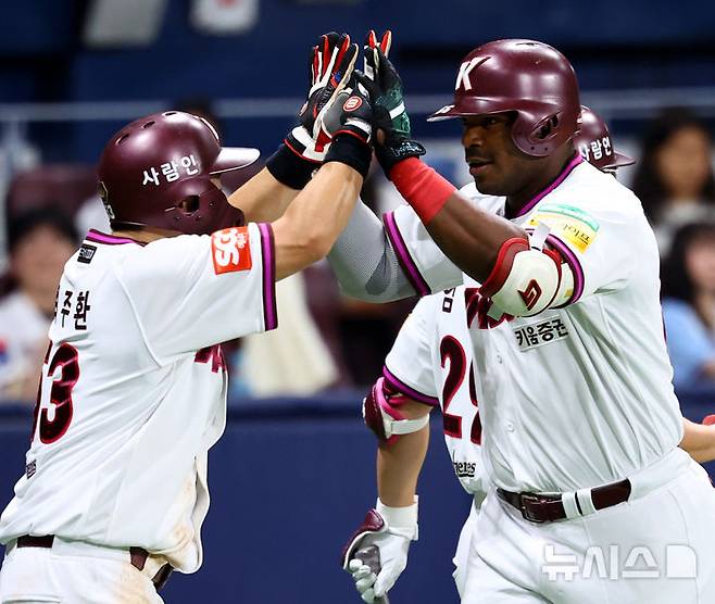 [서울=뉴시스] 박주성 기자 = 22일 오후 서울 구로구 고척스카이돔에서 열린 프로야구 2025 KBO리그 두산 베어스 대 키움 히어로즈의 경기, 3회말 투아웃 주자 1루에서 키움 푸이그가 투런 홈런을 치고 팀 동료들과 기쁨을 나누고 있다. 2025.04.22. park7691@newsis.com