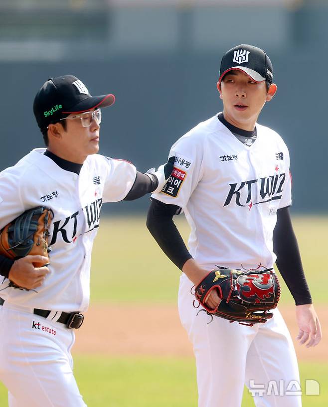 [수원=뉴시스] 이영환 기자 = 9일 오후 수원 KT위즈파크에서 열린 2025 프로야구 LG 트윈스와 kt wiz의 시범경기, 1회초 4실점하며 수비를 마친 kt 선발 오원석을 3루수 허경민이 격려하고 있다. 2025.03.09. 20hwan@newsis.com