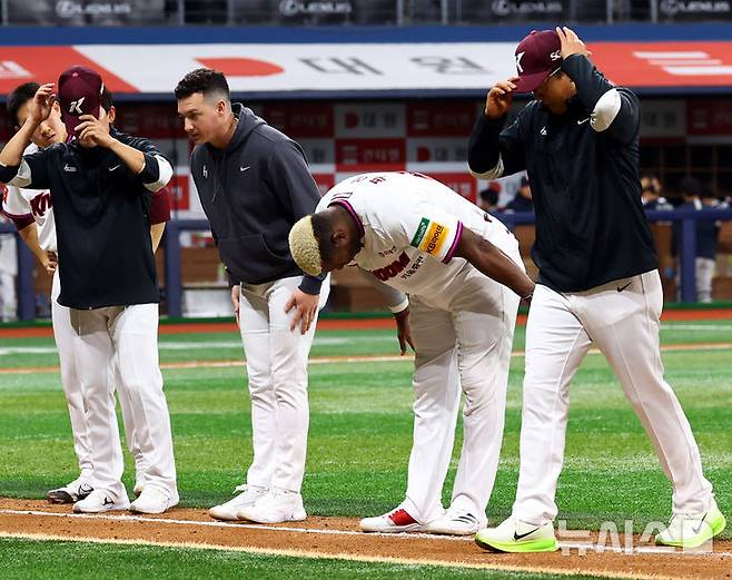 [서울=뉴시스] 박주성 기자 = 22일 오후 서울 구로구 고척스카이돔에서 열린 프로야구 2025 KBO리그 두산 베어스 대 키움 히어로즈의 경기, 키움이 두산에게 5대4로 승리 후 키움 푸이그가 팬들에게 90도 인사를 하고 있다. 2025.04.22. park7691@newsis.com
