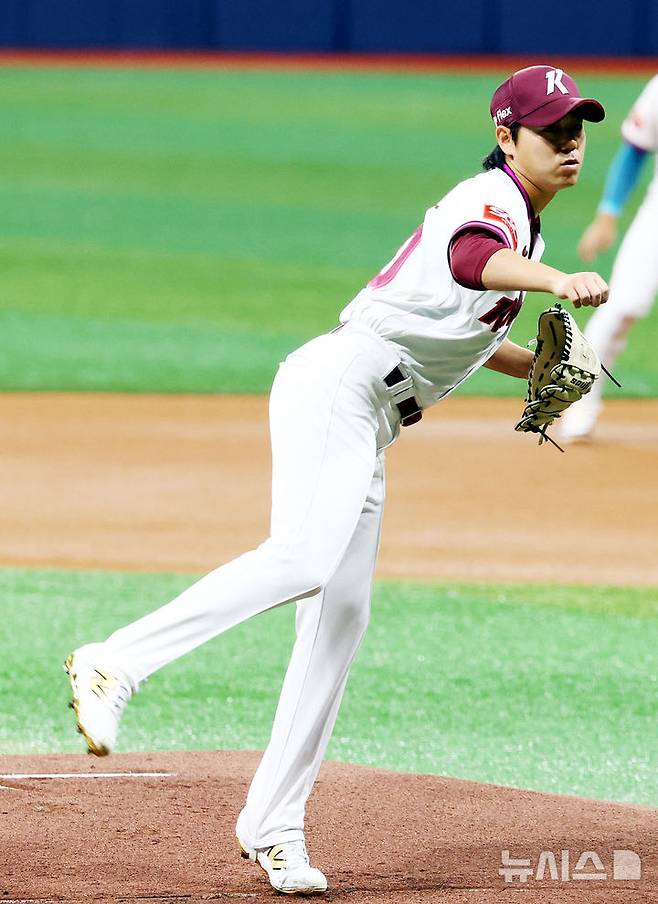 [서울=뉴시스] 박주성 기자 = 지난 10일 오후 서울 구로구 고척스카이돔에서 열린 프로야구 2025 KBO리그 LG 트윈스 대 키움 히어로즈의 경기, 키움 선발 하영민이 역투하고 있다. 2025.04.10. park7691@newsis.com