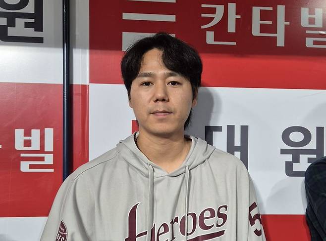 [서울=뉴시스] 문채현 기자 = 프로야구 키움 히어로즈 하영민이 22일 서울 고척스카이돔에서 열린 2025 신한 쏠뱅크 KBO리그 두산 베어스와의 경기에서 승리 투수에 오른 뒤 취재진과 인터뷰를 하고 있다. 2025.04.22. dal@newsis.com *재판매 및 DB 금지