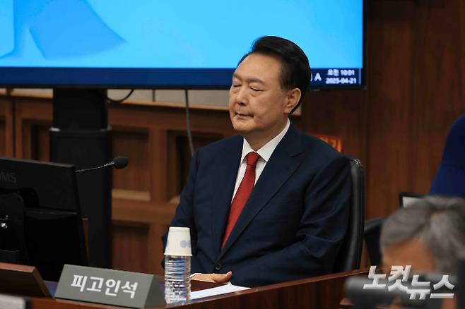 윤석열 전 대통령이 21일 서초동 서울중앙지법에서 열린 내란 우두머리 혐의에 대한 두 번째 정식 재판에 출석하고 있다. 사진공동취재단