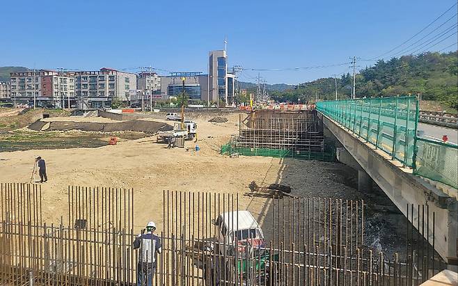 경주시 시래동 일원에서 진행 중인 시래교 재가설 공사 현장. 현재 공정률은 55%로, 하부 구조물인 교대와 교각 시공이 한창이다. 경주시 제공