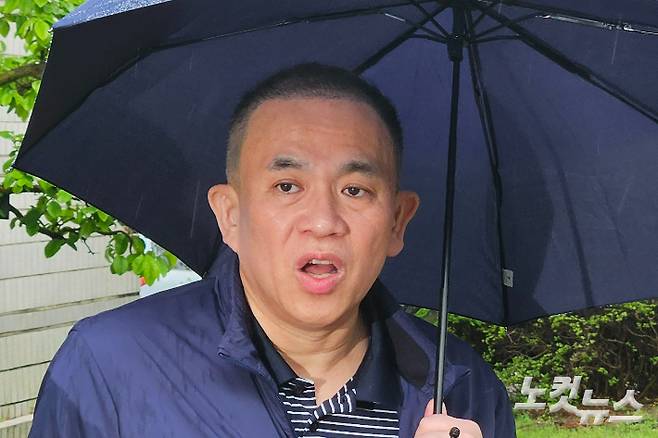 22일 창원지법 앞 정치브로커 명태균 씨. 이형탁 기자