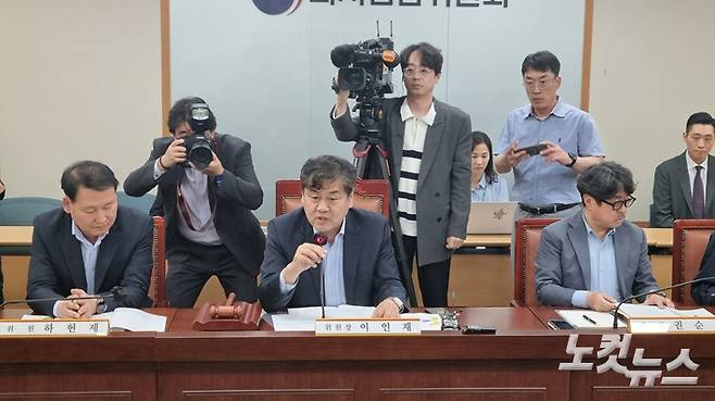 최저임금위원회 이인재 위원장이 4월 22일 정부세종청사에서 최임위 제1차 전원회의를 주재하며 모두발언을 하고 있다. 김민재 기자