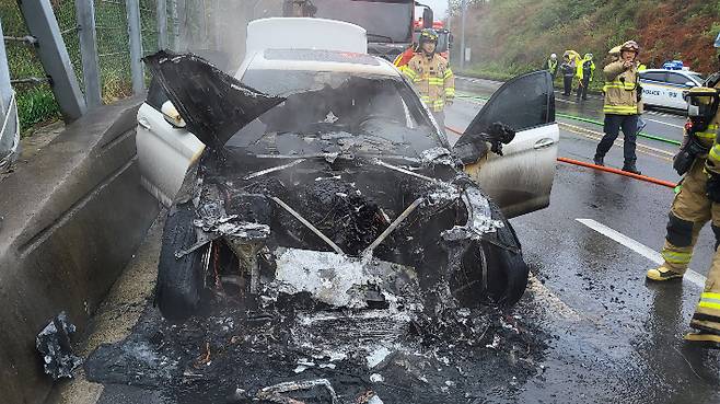 22일 오후 1시 23분쯤 울산 동구 아산로에서 외제 승용차에 원인을 알 수 없는 화재가 발생했다. 울산소방본부 제공