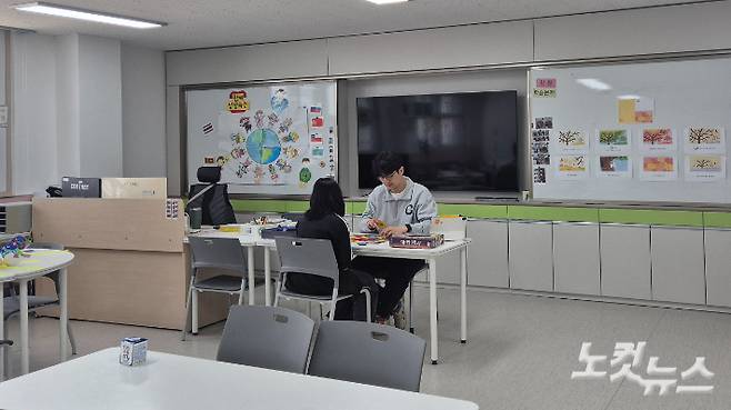 18일 오전, 영암 A 초등학교 학생 파한야(13)가 한국어 학급에서 담당 교사와 보드게임을 하며 한국어 어휘를 익히고 있다. 한아름 기자