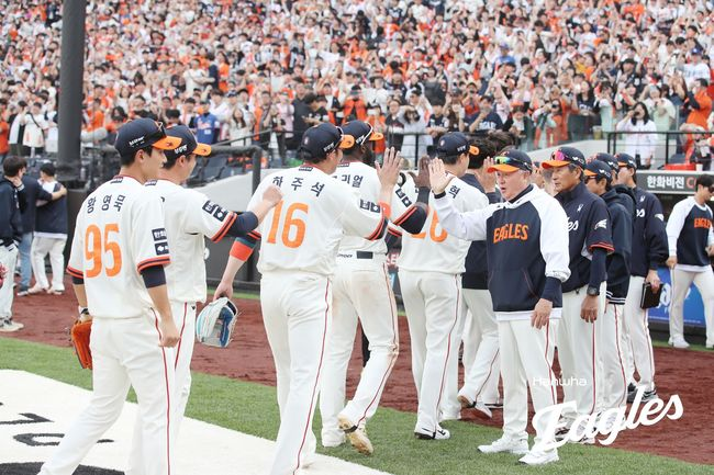 한화 이글스 김경문 감독이 20일 대전 한화생명볼파크에서 열린 NC 다이노스와 경기에서 승리, 7연승에 성공한 후 선수단과 하이파이브를 하고 있다. /한화 이글스 제공