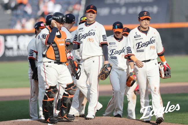 한화 이글스 선수단이 20일 대전 한화생명볼파크에서 열린 NC 다이노스와 경기에서 승리한 후 기뻐하고 있다. /한화 이글스 제공