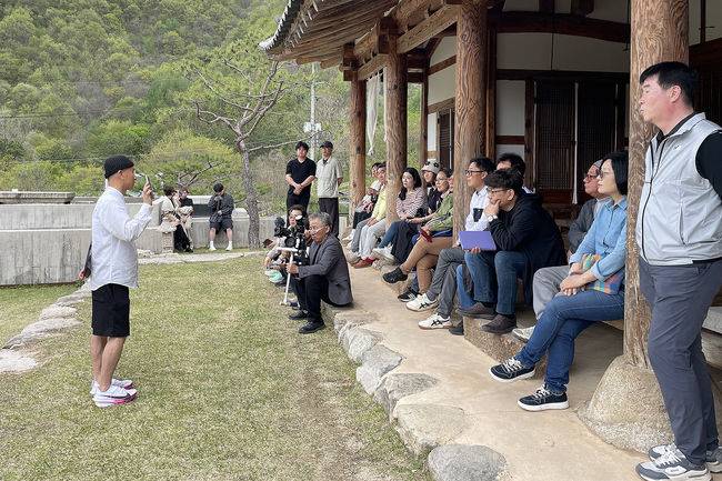 우석대 미래융합대학이 지난 19일 전북특별자치도 완주군 소양면 오성한옥마을에 위치한 복합문화공간 아원(我園)에서 특별한 현장수업을 진행했다. / 우석대