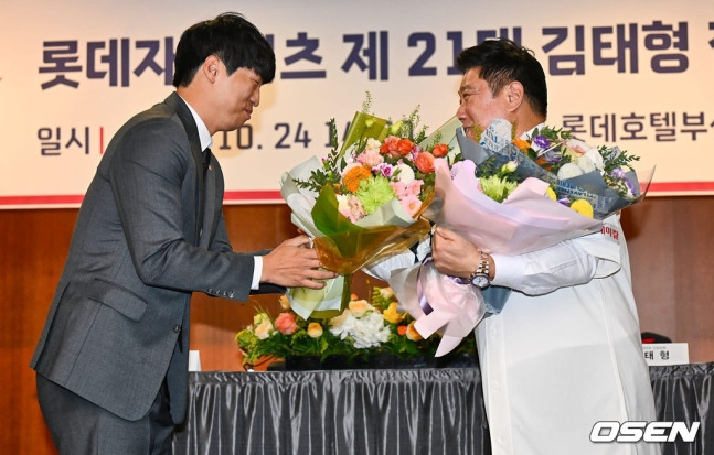 김태형 감독이 취임식에서 구승민의 축하 꽃다발을 받고 있다. OSEN DB