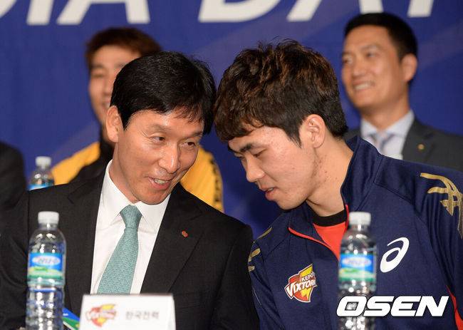 [OSEN=민경훈 기자] 6일 오후 서울 강남구 청담동 리베라호텔에서 2015-2016 NH농협 V-리그 남자부 미디어데이 행사가 열렸다. 이 자리에는 V리그 남자부 7개팀 사령탑과 대표선수가 참석했다. 한국전력 신영철 감독과 전광인이 얘기를 나누고 있다. / rumi@osen.co.kr