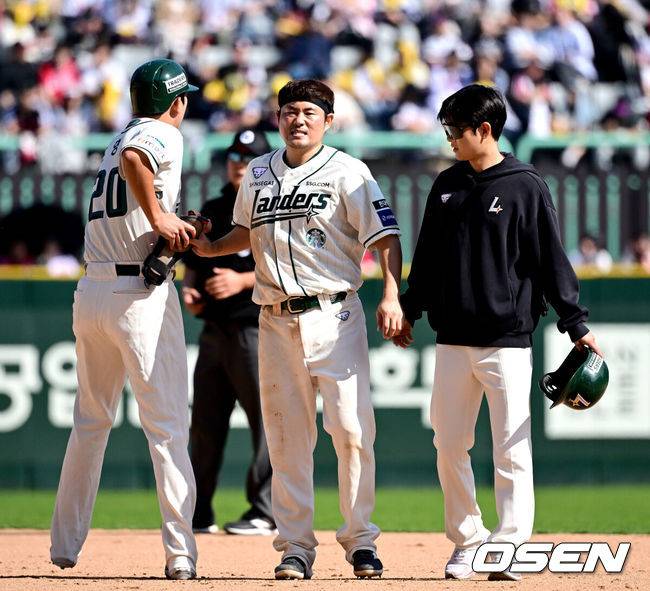 [OSEN=인천, 최규한 기자] 20일 오후 인천 SSG랜더스필드에서 ‘2025 신한 SOL Bank KBO리그’ SSG 랜더스와 LG 트윈스의 경기가 열렸다.이날 홈팀 SSG은 드류 앤더슨, 방문팀 LG는 김주온을 선발로 내세웠다.5회말 1사 2루 상황 SSG 최준우 타석 때 주자 이지영이 부상으로 교체되고 있다. 2025.04.20 / dreamer@osen.co.kr