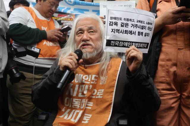 ▲박경석 전국장애인차별철폐연대(전장연) 대표가 21일 서울 지하철 4호선 혜화역에서 열린 제62차 '출근길 지하철 탑니다' 시위에서 발언하고 있다. 전장연이 출근길 지하철 탑승 시위에 나서는 것은 지난해 4월 8일 이후 1년여 만이다. ⓒ연합뉴스