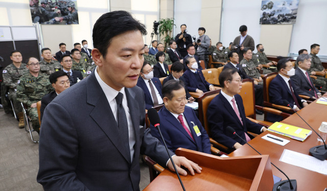 ▲김성훈 대통령경호처 차장이 22일 국회에서 열린 '윤석열 정부의 비상계엄 선포를 통한 내란 혐의 진상규명 국정조사 특별위원회' 1차 청문회에서 의원 질의에 답변하고 있다. ⓒ연합뉴스