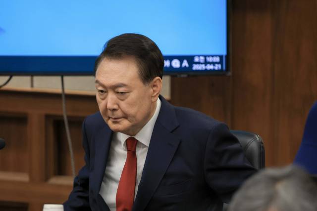 ▲윤석열 전 대통령이 21일 서울 서초구 서울중앙지법에서 열린 내란 우두머리 혐의 형사재판 2차 공판에 출석하고 있다. ⓒ연합뉴스