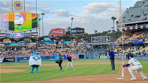 ‘진로(JINRO)’ 대표 캐릭터인 두꺼비가 다저스타디움에서 시구자로 나서고 있다. 하이트진로 제공