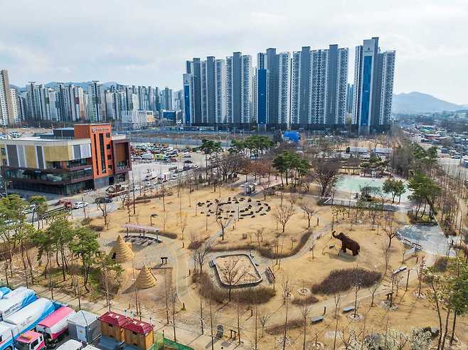 공사를 완료한 ‘선사시대로 테마거리’ 전경. 대구 달서구 제공