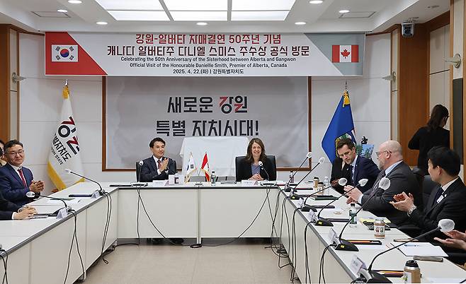 김진태 강원도지사가&nbsp;캐나다 알버타주&nbsp;다니엘 스미스(Danielle Smith) 주수상과 환담하고 있다. 강원도 제공