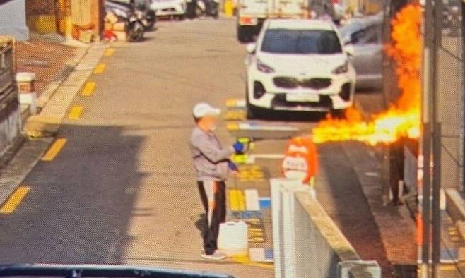 한 남성이 서울 관악구 봉천동의 한 건물을 향해 불꽃을 발사하고 있다. 경찰은 지난 21일 관악구 봉천동 아파트에서 발생한 화재사고도 이 남성이 저지른 것으로 파악했다. 온라인 커뮤니티 캡처