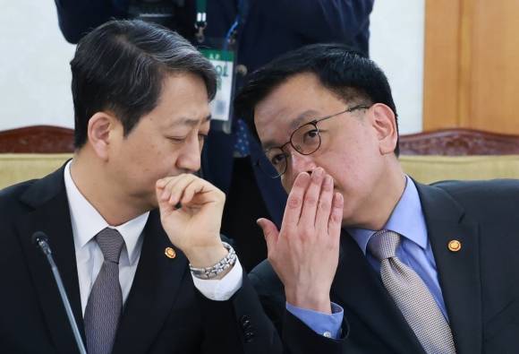 긴밀한 소통? - ‘한미 2+2 통상협의’에 정부 합동 대표단 공동 수석대표로 나서는 최상목(오른쪽) 부총리 겸 기획재정부 장관과 안덕근 산업통상자원부 장관이 21일 정부서울청사에서 열린 제5차 경제안보전략 태스크포스(TF) 회의에서 귀엣말을 나누고 있다. 연합뉴스