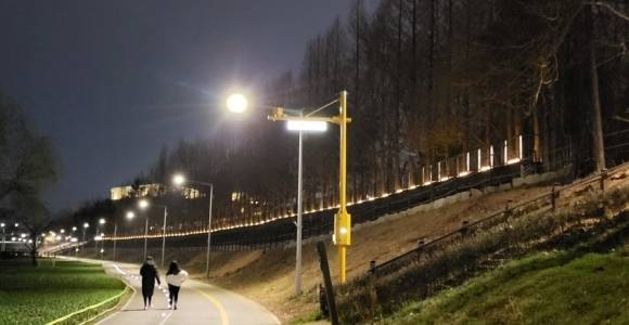고질적인 악취와 수질 문제로 인천 연수구의 골칫덩어리였던 승기천이 구의 노력으로 불과 2년여 만에 명품 하천으로 탈바꿈했다. 사진은 밤에도 주민들이 안전하게 이용할 수 있게 조명과 발광다이오드(LED)바가 설치된 모습.  연수구 제공