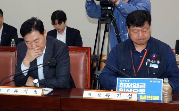 최저임금위원회 사용자위원인 류기정(왼쪽) 한국경영자총협회 전무와 근로자위원인 류기섭 한국노총 사무총장이 22일 정부세종청사에서 열린 내년도 최저임금 수준을 결정하기 위한 최저임금위원회 1차 전원회의에 나란히 자리하고 있다. 세종 연합뉴스