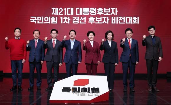 18일 오후 서울 강서구 ASSA아트홀에서 열린 ‘제21대 대통령후보자 국민의힘 1차 경선 후보자 비전대회’ 에 참석한 후보들이 기념촬영 하고 있다. 왼쪽부터 유정복, 홍준표, 김문수, 안철수, 양향자, 나경원, 이철우, 한동훈 후보. 국회사진기자단