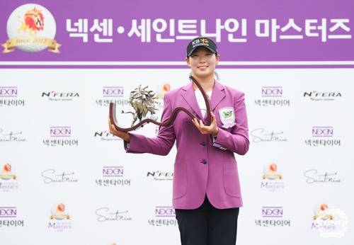 우승 트로피를 들고 있는 방신실. 사진 제공=KLPGA