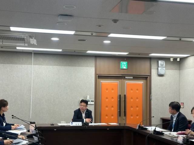 김현수 수원시1부시장이 지난 21일 시청 영상회의실에서 수원서부경찰서와 회의를 열어 수원역 디스코팡팡 인근 아동·청소년 보호에 관한 대응 방안을 논의하고 있다. 사진 제공 = 수원시