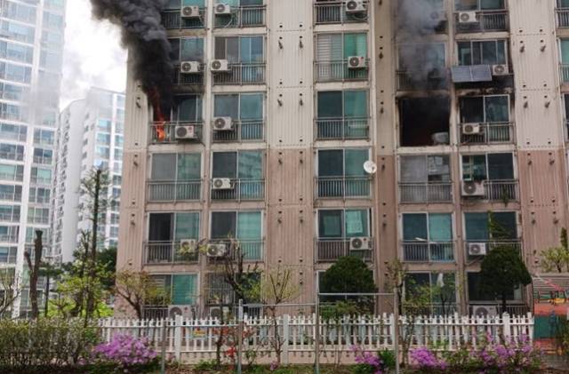 21일 서울 관악구 봉천동 한 아파트에서 화재가 발생해 불길과 함께 연기가 피어오르고 있다. 연합뉴스