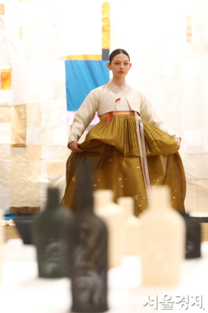 주도쿄 한국문화원 한복워킹 퍼포먼스 모습. 사진 제공=문체부