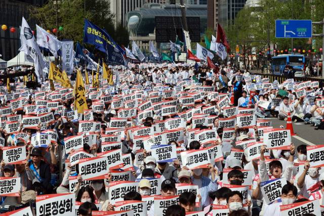 이달 20일 서울 중구 숭례문 인근 세종대로에서 열린 '의료정상화를 위한 전국의사궐기대회'에서 참석자들이 정부의 의대 증원 정책과 의료개혁특별위원회 운영 등을 규탄하며 구호를 외치고 있다. 연합뉴스
