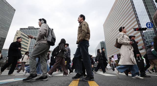 14일 오전 서울 종로구 광화문 사거리에서 직장인들이 이동하고 있다. 뉴스1