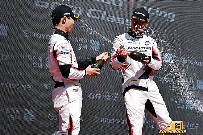 포디엄에서 승리를 만끽하는 금호 SLM의 노동기, 이창욱. 사진 김학수 기자