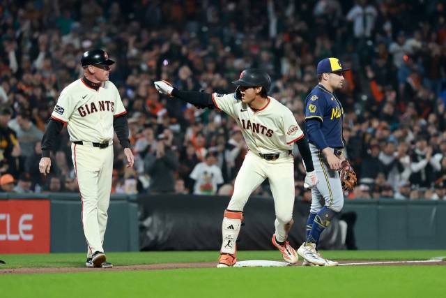 이정후(가운데)가 3루타를 때려낸 뒤 벤치를 향해 세레머니를 하고 있다. AFP연합뉴스