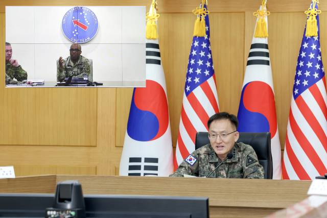 고창준 육군참모총장 직무대리는 22일 로널드 P. 클라크 미 태평양육군사령관과 화상회의를 하고 있다. 사진 제공=육군