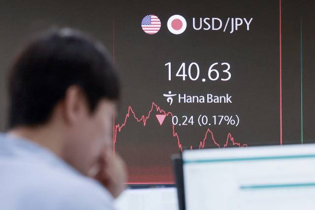 22일 서울 중구 하나은행 본점 딜링룸 전경. 연합뉴스