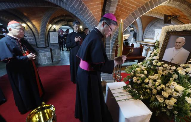 염수정(왼쪽) 추기경과 정순택(오른쪽) 대주교 등 서울대교구 주교단이 한국시간 22일 서울 명동대성당 지하성당에 마련된 프란치스코 교황의 빈소를 찾아 조문하고 있다. 사진공동취재단