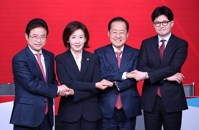 4월20일 국민의힘 제21대 대통령 후보자 1차 경선 조별 토론에서 B조 후보들이 시작 전 기념 촬영을 하고 있다. ⓒ연합뉴스