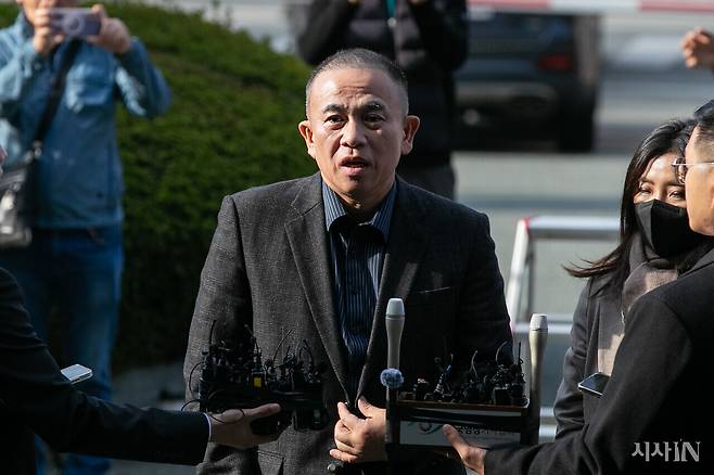 2024년 11월8일 김건희씨 ‘공천개입 의혹’ 사건 핵심 인물 명태균씨가 창원지방검찰청에 출석해 취재진 질문에 답하고 있다. ⓒ시사IN 신선영