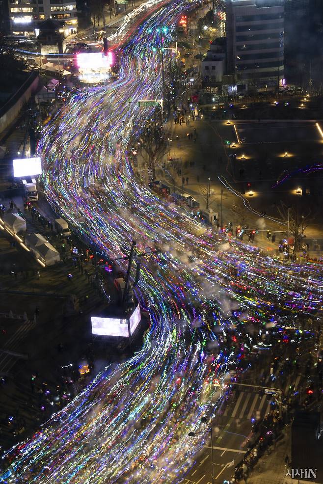 2024년 12월28일 시민들이 응원봉을 들고 광화문 앞을 행진하고 있다. ⓒ시사IN 이명익