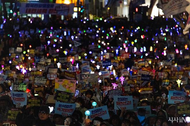 윤석열 탄핵 선고일을 하루 앞둔 4월3일 저녁 서울 광화문 인근에서 탄핵 인용을 촉구하는 시민들이 철야 농성을 이어가고 있다. ⓒ시사IN 신선영