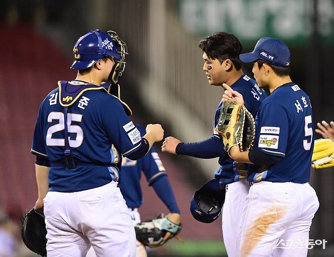 22일 서울 잠실야구장에서 열린 ‘2025 신한 SOL Bank KBO리그’ NC 다이노스와 LG 트윈스의 경기에서 6회말 2사 상황에서 NC 선발 투수 신민혁이 마운드를 내려가고 있다.  잠실 ｜ 주현희 기자 teth1147@donga.com