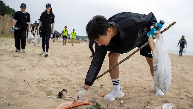 호반호텔앤리조트가 2023년에 진행한 비치 플로깅        사진제공｜호반호텔앤리조트