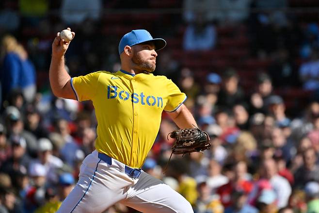 보스턴 리암 헨드릭스가 지난 21일 홈에서 열린 시카고 화이트삭스전 8회 등판해 투구하고 있다. 로이터연합뉴스